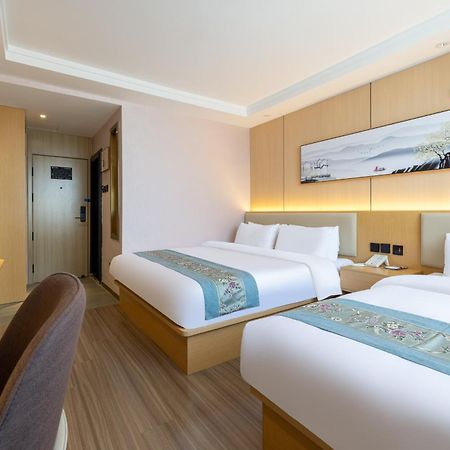 East Sacred Hotel--Very Near Beijing Tiananmen Square ,The Forbidden City,The Temple Of Heaven ,3 Minutes' Walk To Wangfujing Subway ,Located In The Center Of Beijing, Many Shopping Malls Around,Newly Renovated Hotel-Able To Receive Foreign Guests Bagian luar foto
