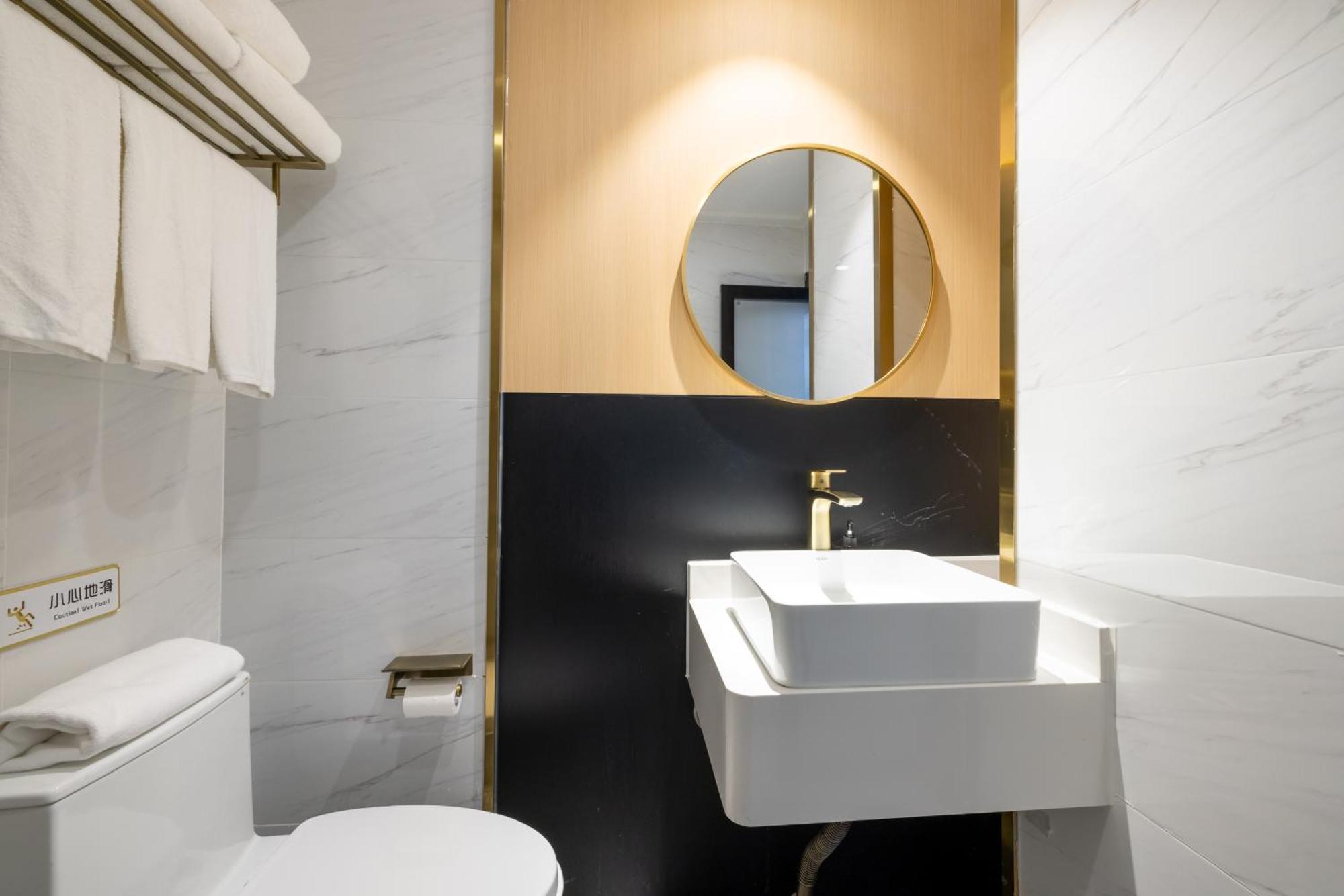 East Sacred Hotel--Very Near Beijing Tiananmen Square ,The Forbidden City,The Temple Of Heaven ,3 Minutes' Walk To Wangfujing Subway ,Located In The Center Of Beijing, Many Shopping Malls Around,Newly Renovated Hotel-Able To Receive Foreign Guests Bagian luar foto