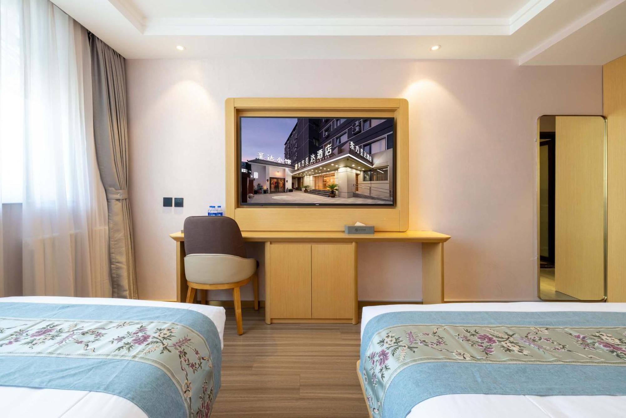 East Sacred Hotel--Very Near Beijing Tiananmen Square ,The Forbidden City,The Temple Of Heaven ,3 Minutes' Walk To Wangfujing Subway ,Located In The Center Of Beijing, Many Shopping Malls Around,Newly Renovated Hotel-Able To Receive Foreign Guests Bagian luar foto